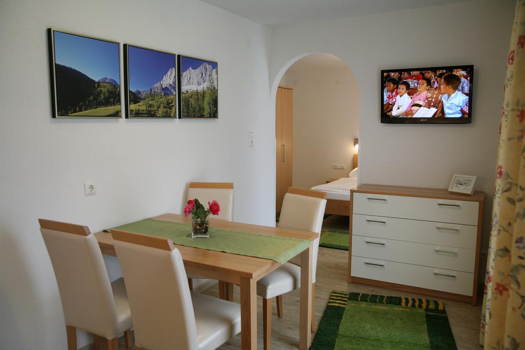 Apartmenthaus Dornroeschen Ramsau am Dachstein Rum bild